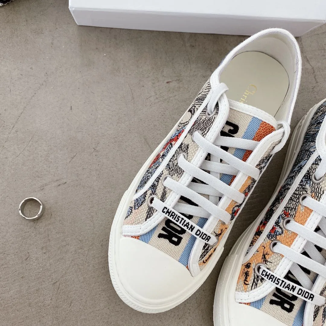 👟👟Ex-factory price 500👟👟 New arrival at D home, synchronized with the official website WALK N DIOR embroidered canvas shoes series, 100% cotton silk double-sided three-dimensional embroidery All the materials of this shoe are original molds, right down to the hardware, laces, outsole, PU midsole...the upper fabric is made of double-sided pure cotton silk three-dimensional electric embroidery. Each style looks colorful, but it does not make it difficult to match clothes. The entire series is like a piece of handicraft, unique!  ▪️Inner lining: full-grain mixed sheep and sheepskin ▪️Foot pads: same color cowhide, comfortable to the feet ▪️My last style is exactly the same as ZP, welcome to compare. My color scheme is the most complete, and the counter has a full set of packaging. Code number: 35-41